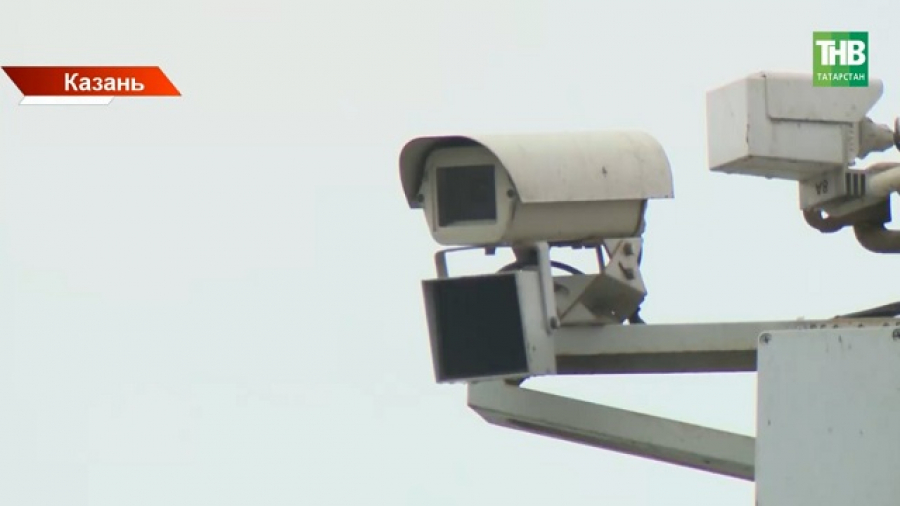 Более 1 000 штрафов: камеры начали фиксировать водителей с телефонами в Татарстане