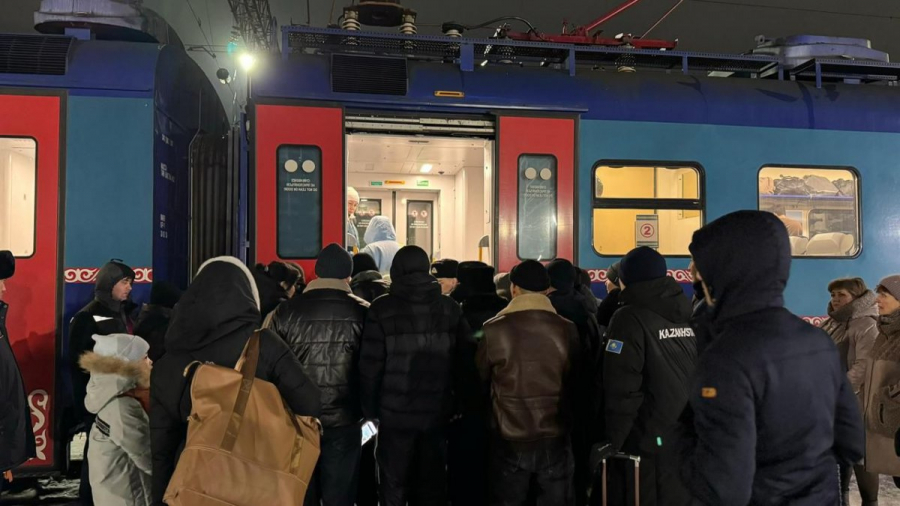 Дополнительные поезда для вывоза пассажиров из-за закрытия автодорог организовали в Казахстане