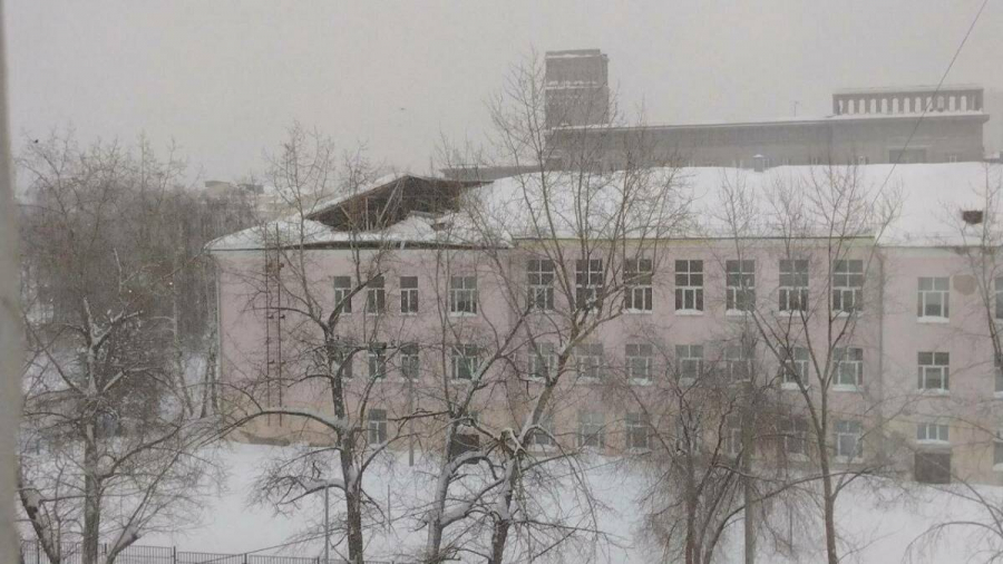 Часть крыши обрушилась в казанской гимназии №27
