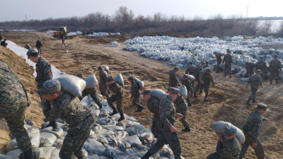 Гвардейцы продолжают оказывать помощь жителям затопленных районов