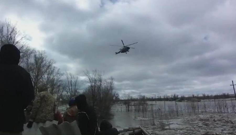 Летчики Минобороны экстренно спасли людей с крыши затопленного строения