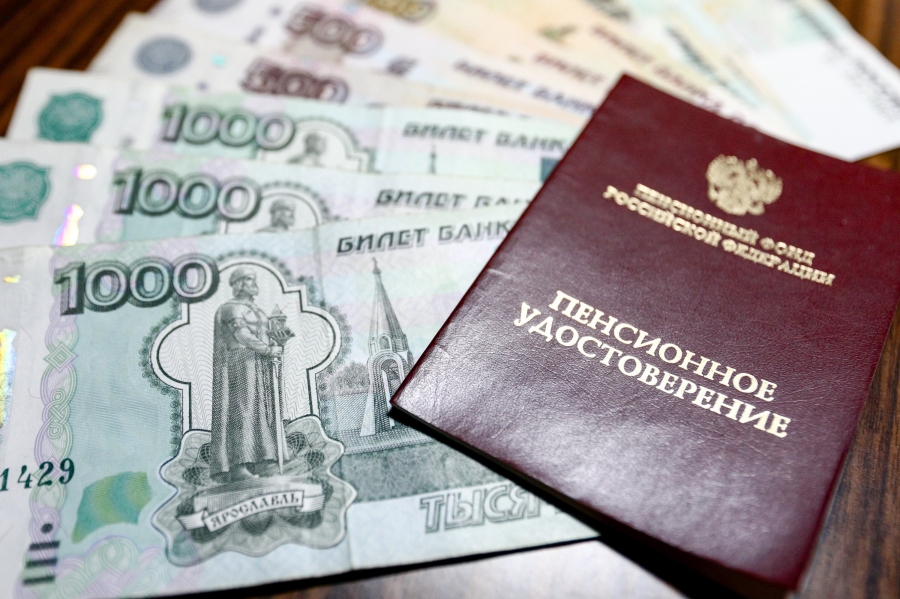 В России с 1 июля пенсии повысят отдельным категориям граждан
