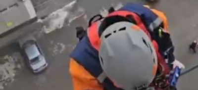 Малолетний ребенок оказался запертым в квартире на 9 этаже в Семее: кадры спасения