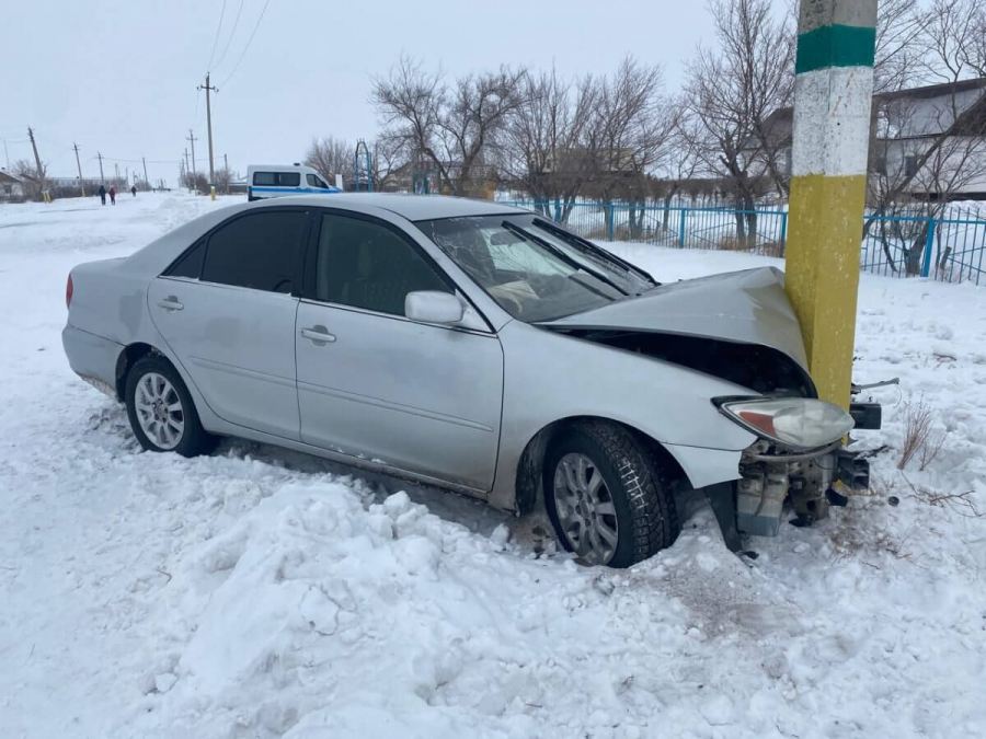 Водитель въехал в бетонный столб в Павлодарской области