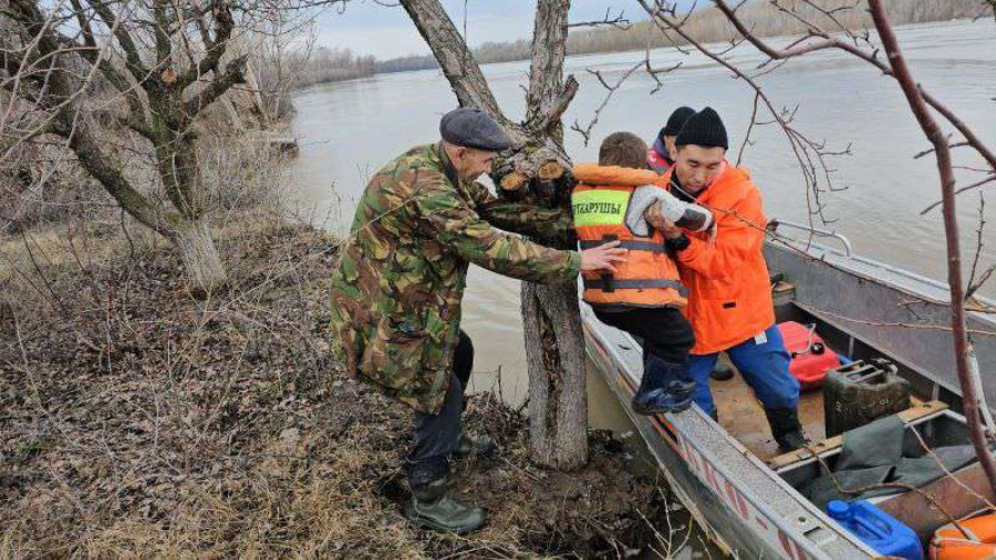 С беспрецедентным половодьем продолжают бороться в Казахстане и России