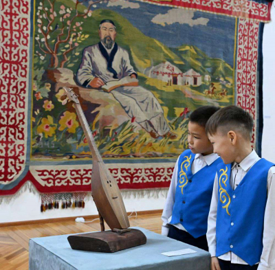 Рукопись Абая представили на выставке в Алматы