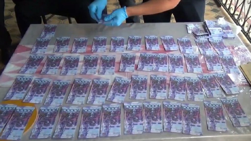 Казахстанца задержали после получения 5 млн тенге (видео)
