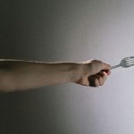 «Приставил к горлу вилку и высказал намерение убить»: казахстанец попал под следствие