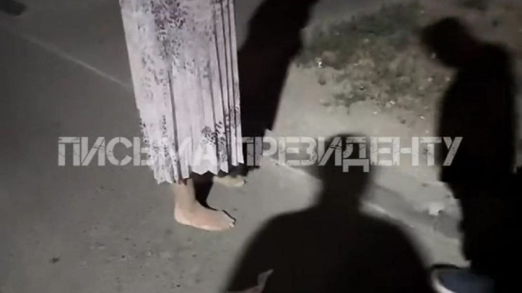 «Сын наказывал мать»: женщину со связанными руками и без обуви заметили в Алматы (видео)