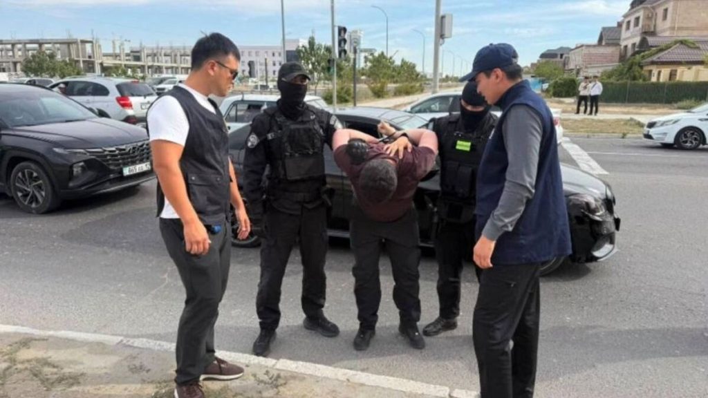 «Применял угрозы и физическую силу»: СОБР задержал жителя Актау с мечеными деньгами (фото)