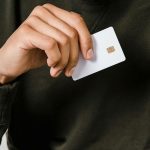Покупатель хотел расплатиться за обувь банковской картой, но его выгнали из магазина в Астане