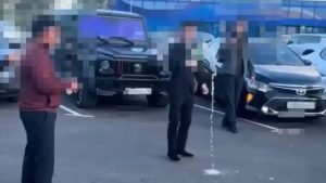 Гостя свадьбы наказали за выходку с шампанским в аэропорту Павлодара (видео)
