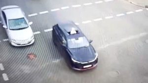 Отца наказали за опасную перевозку пятилетней дочери в Талдыкоргане (видео)