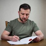 Зеленский обвинил депутата Рады в сдаче интересов Украины: реакция на призывы к переговорам