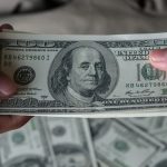 Доллар снова летит вниз — итоги торгов в Казахстане