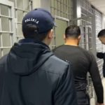 «Хочешь по разам?»: пьяный казахстанец устроил погром в кафе и не подчинился полицейским (видео)