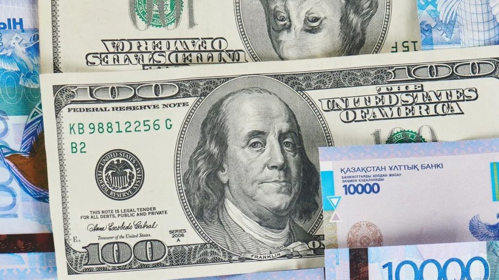 Доллар в Казахстане начал неделю с падения на торгах