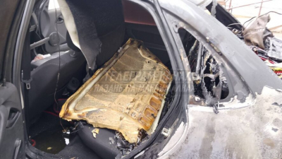 В Казани неизвестные в масках подожгли автомобиль во дворе жилого дома - видео 18/04/2026 – Новости