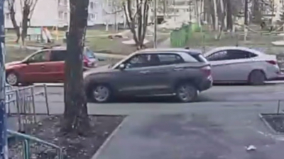 Во дворе дома в Челнах водитель иномарки сбил ребенка на самокате - видео 05/04/2026 – Новости