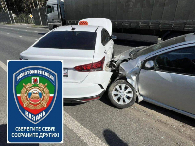 На Горьковском шоссе столкнулись три автомобиля – временно перекрыта полоса движения